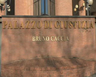 Moglie sottoposta a regole ferree, manager a processo a Torino